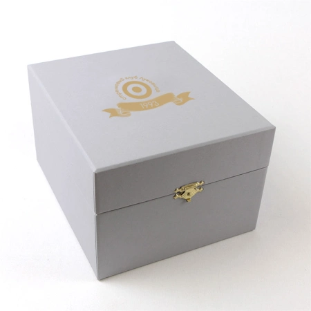 Коробка шкатулка с печатью логотипа трафаретом, с замочком и тканевым ложементом