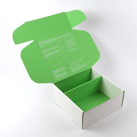 Самосборная коробка из МГК с логотипом и разделителем под подарочный набор