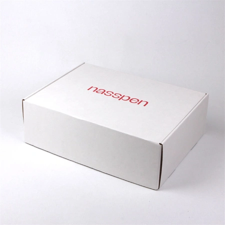 Самосборная коробка из бело-бурого МГК с ушками и печатью логотипа на крышке