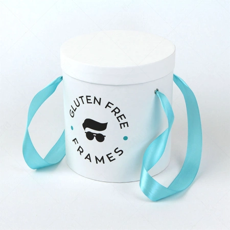 Шляпная белая коробка с крышкой и ручками лентами с печатью логотипа бутика оптики картинка 1