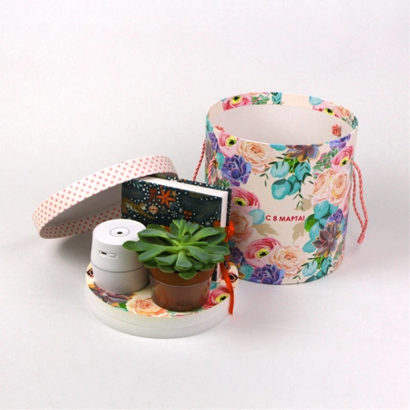 Шляпная коробка к 8 марта под подарочный набор с ложементом