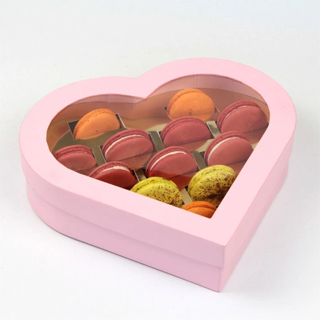 Коробка сердце с окошком и картонным ложементом под печенье макаронс