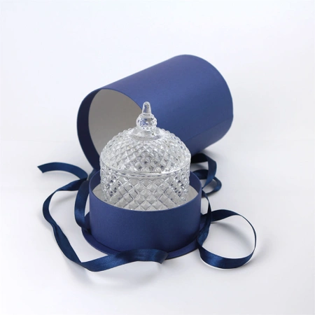 Высокая круглая коробка с постаментом и ручками лентами под сувенир