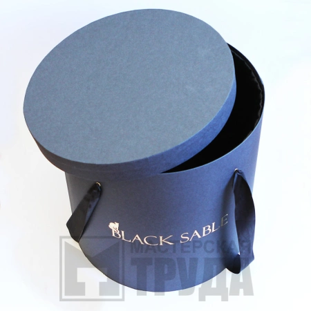 Круглая коробка с тканевым ложементом и лентами-ручками