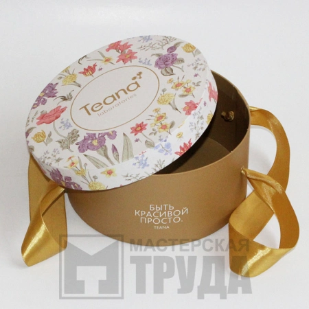 Круглая коробка с полноцветной печатью на крышке и ручками-лентами