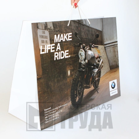 Большой бумажный пакет с полноцветной печатью лого для рекламных материалов