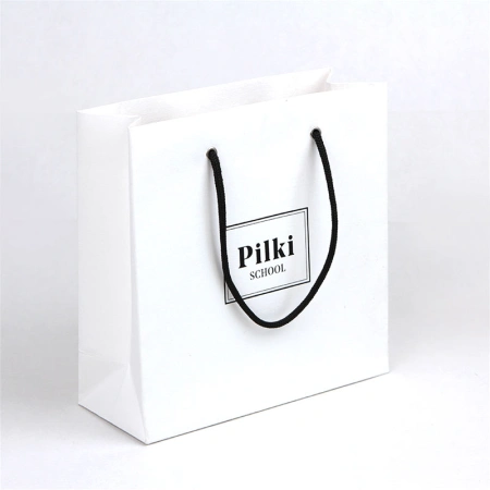 Фирменный маленький бумажный пакет для маникюрного салона