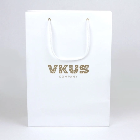 Белый бумажный пакет А4 с золотым логотипом