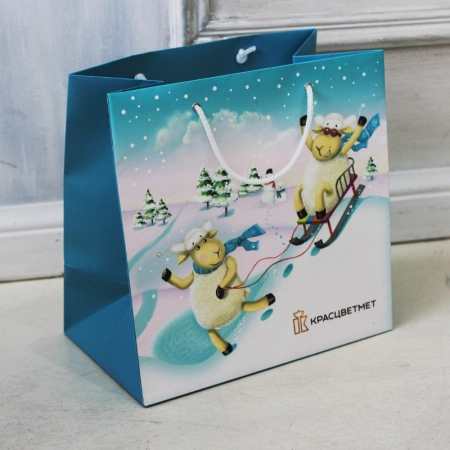 Фирменный  бумажный пакет с офсетной печатью с новогодним дизайном
