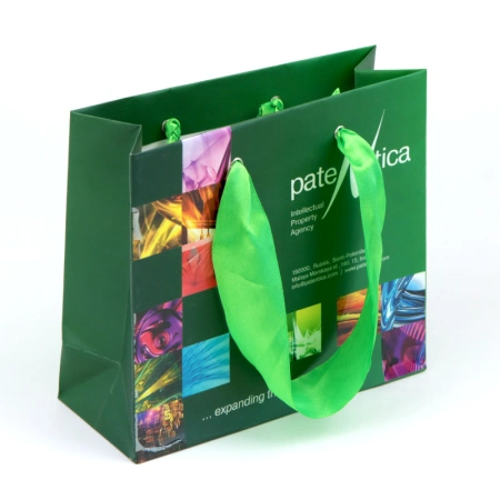 Офсетный бумажный пакет с широкими атласными ручками-лентами