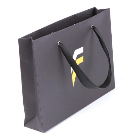 Большой бумажный пакет из дизайнерской бумаги с печатью логотипа трафаретным способом